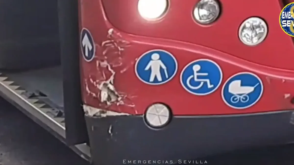 autobús de Tussam accidentado / Emergencias Sevilla