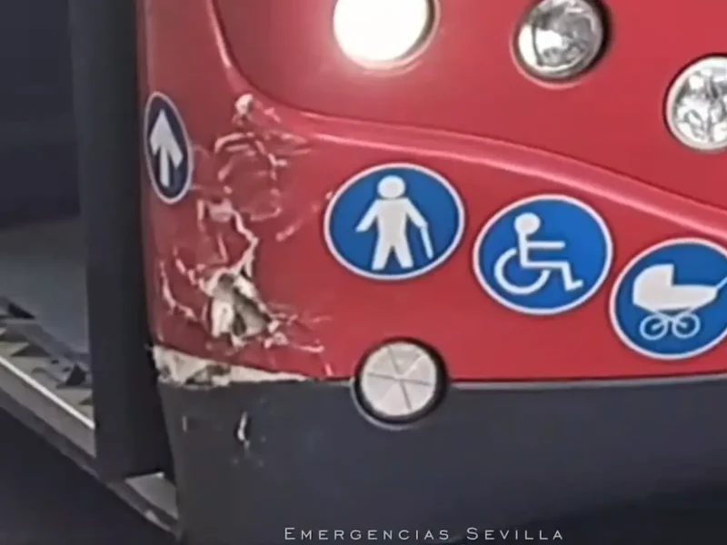 autobús de Tussam accidentado / Emergencias Sevilla