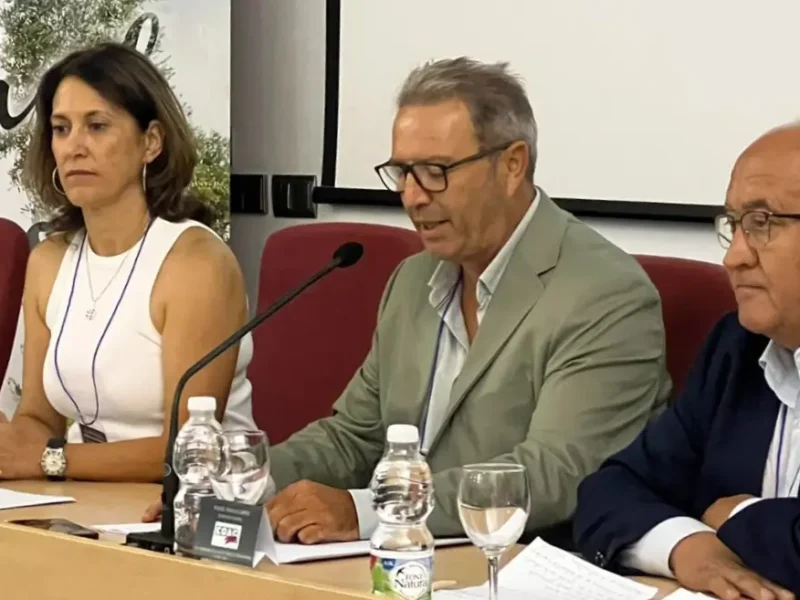 María Isabel Solís, delegada territorial de Agricultura, Pesca, Agua y Desarrollo Rural, Paco Brenes, alcalde de Arahal, y Miguel Padilla, secretario general de COAG / Carmen González