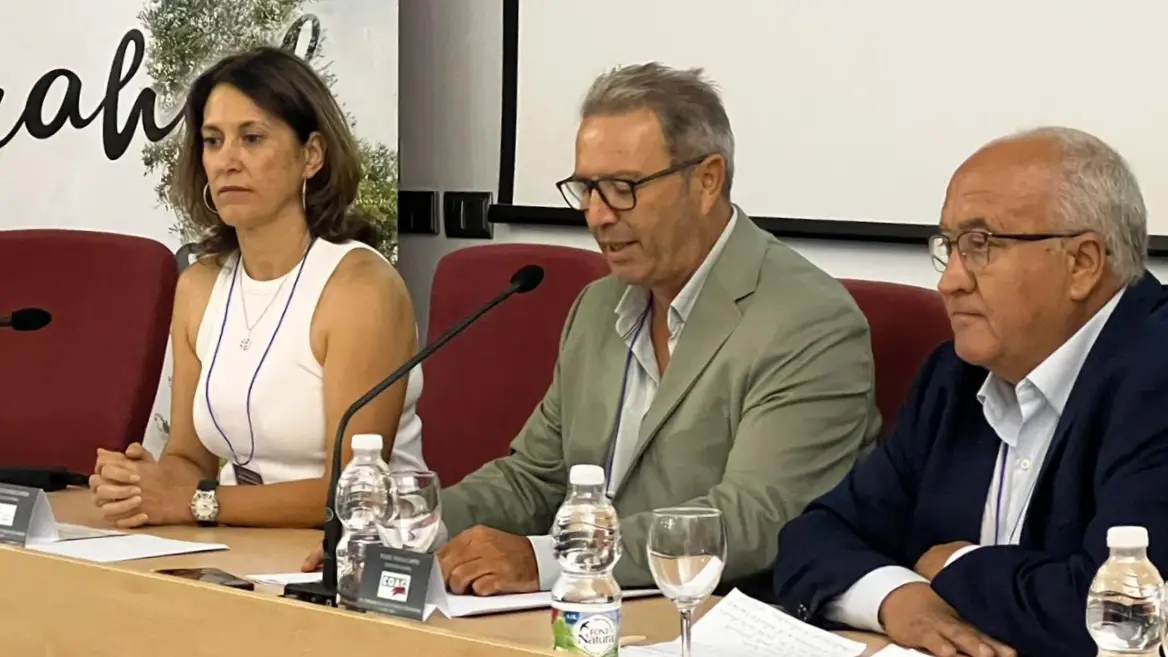 María Isabel Solís, delegada territorial de Agricultura, Pesca, Agua y Desarrollo Rural, Paco Brenes, alcalde de Arahal, y Miguel Padilla, secretario general de COAG / Carmen González