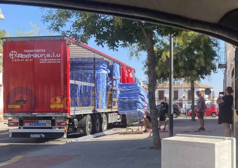 imagen del camión frente al hotel de Alcalá preparando la llegada de las personas inmigrantes / SA