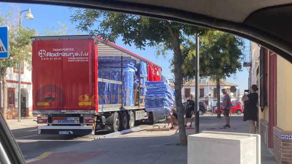 imagen del camión frente al hotel de Alcalá preparando la llegada de las personas inmigrantes / SA
