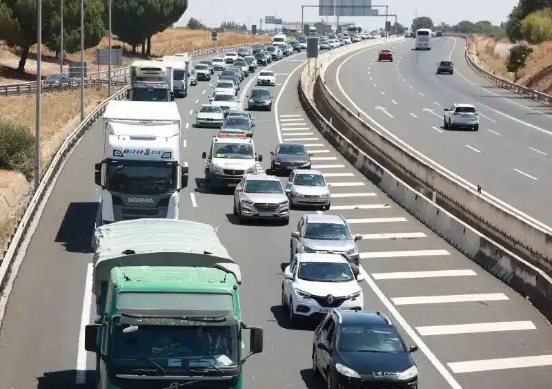 Imagen de un atasco en la A-49 - ROCÍO RUZ / EUROPA PRESS