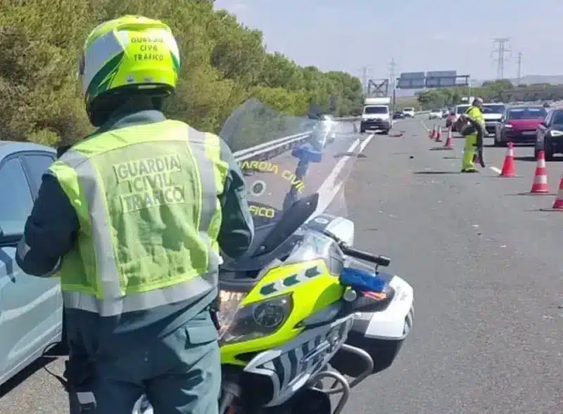 Archivo - Un agente de la Guardia Civil en otro accidente, en imagen de archivo. - GUARDIA CIVIL - Archivo