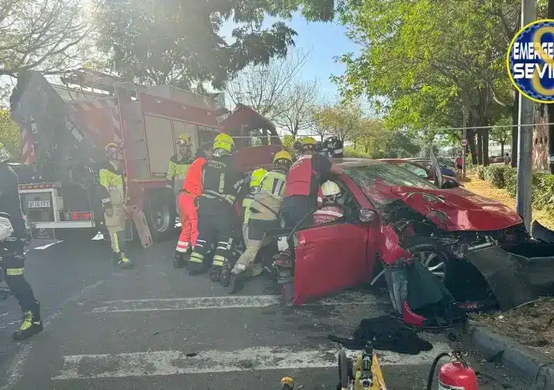 Accidente de tráfico en el Parque Alcosa. Emergencias Sevilla