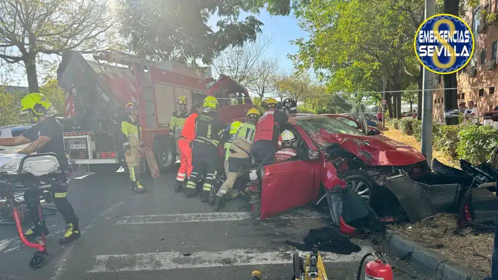 Accidente de tráfico en el Parque Alcosa. Emergencias Sevilla