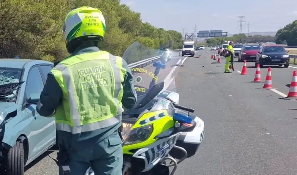 Archivo - Un agente de la Guardia Civil en otro accidente, en imagen de archivo. - GUARDIA CIVIL - Archivo