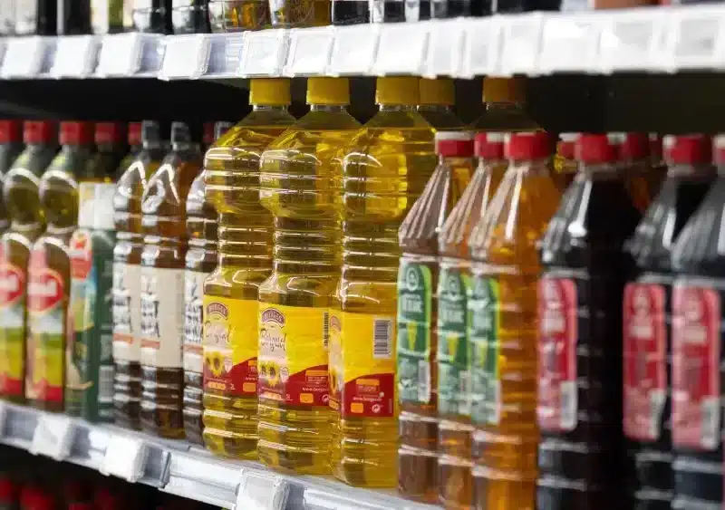 Archivo - Varias botellas de aceite en un lineal del supermercado - David Zorrakino - Europa Press - Archivo