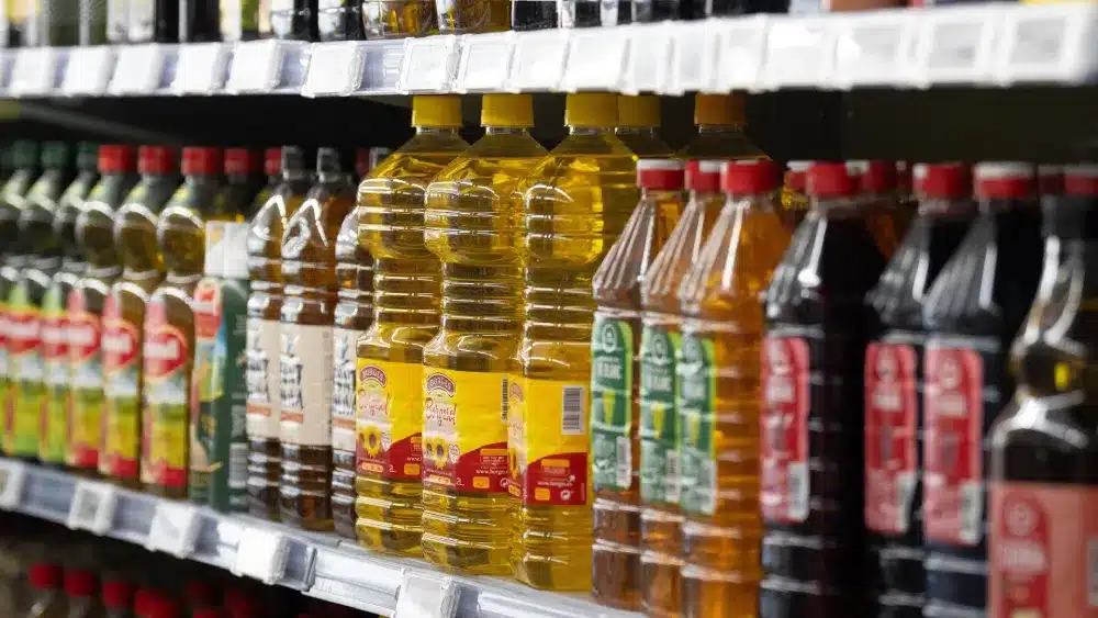 Archivo - Varias botellas de aceite en un lineal del supermercado - David Zorrakino - Europa Press - Archivo