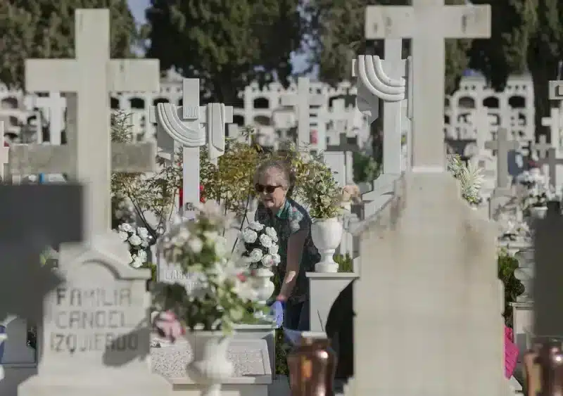 Archivo - Cementerio de San Fernando en la festividad de Todos los Santos - María José López - Europa Press - Archivo