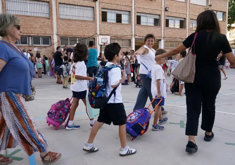 Niños y padres hacen cola para entrar al colegio el primer día de clase tras la vacaciones de verano. - Álex Zea - Europa Press