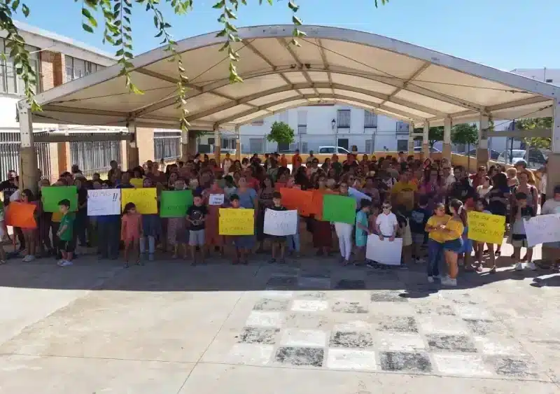 Protesta en el colegio Santa Ana de La Puebla de Cazalla por no haber equipo directivo - AMPA DEL COLEGIO SANTA ANA