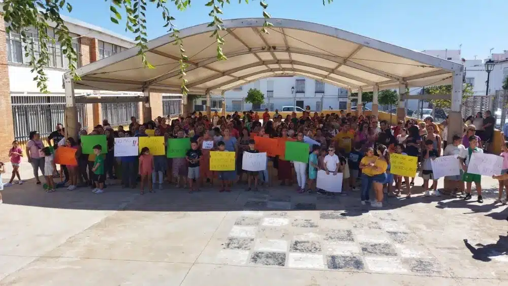 Protesta en el colegio Santa Ana de La Puebla de Cazalla por no haber equipo directivo - AMPA DEL COLEGIO SANTA ANA