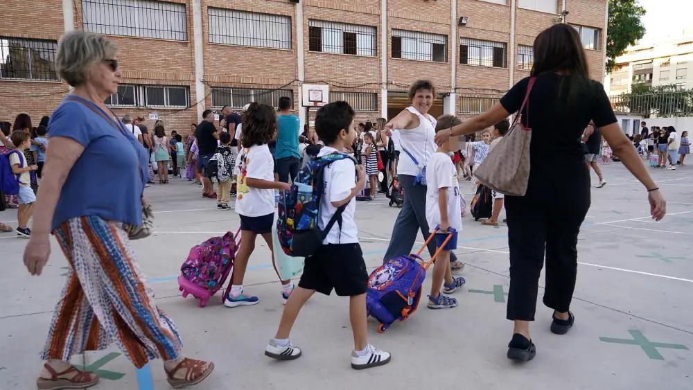 Niños y padres hacen cola para entrar al colegio el primer día de clase tras la vacaciones de verano. - Álex Zea - Europa Press