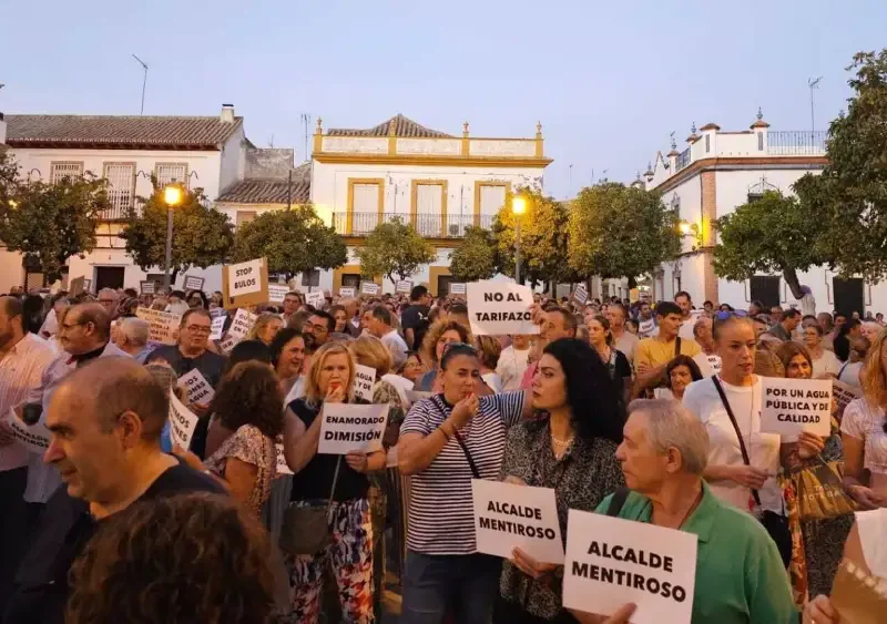 Concentración en Lora en reclamación de soluciones a la problemática del agua - PSOE DE LORA DEL RÍO