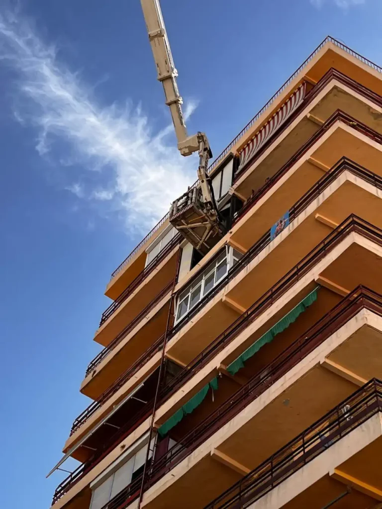 Evacuación del vecino de Alcalá de 300 kilos para su traslado al hospital. LVA