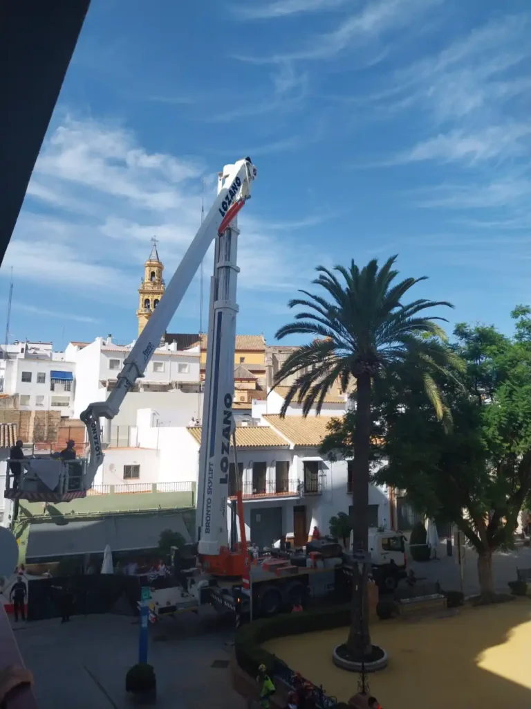 Evacuación del vecino de Alcalá de 300 kilos para su traslado al hospital. LVA