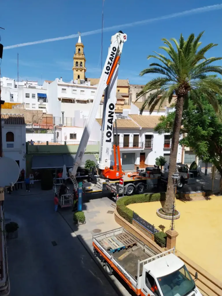 Evacuación del vecino de Alcalá de 300 kilos para su traslado al hospital. LVA