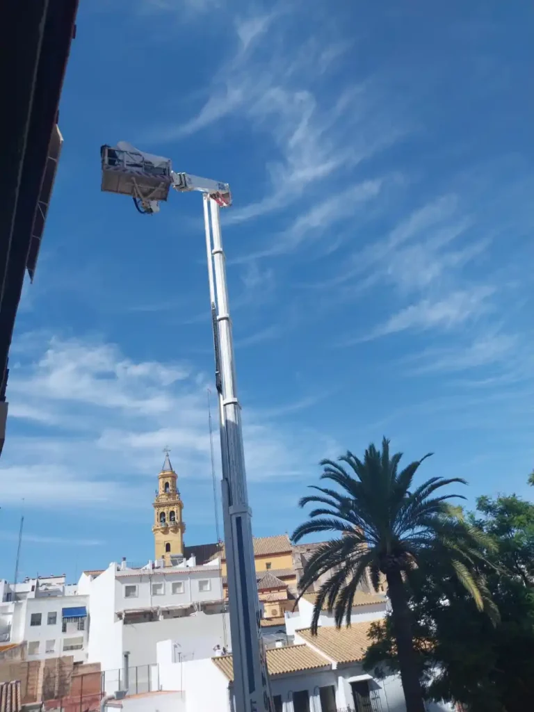 Evacuación del vecino de Alcalá de 300 kilos para su traslado al hospital. LVA