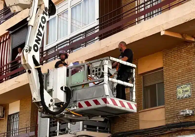 Evacuación del vecino de Alcalá de 300 kilos para su traslado al hospital. LVA