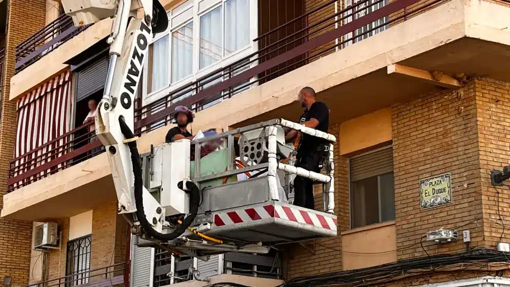 Evacuación del vecino de Alcalá de 300 kilos para su traslado al hospital. LVA