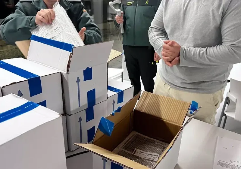 Agentes de la Guardia Civil custodian y comprueban las cajas que contienen las pruebas de oposición para ingresar al Instituto Armado - GUARDIA CIVIL