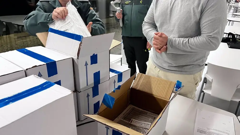 Agentes de la Guardia Civil custodian y comprueban las cajas que contienen las pruebas de oposición para ingresar al Instituto Armado - GUARDIA CIVIL