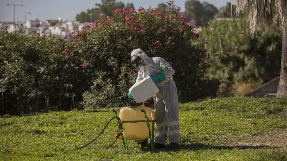 Archivo - Un trabajador durante las labores de fumigación contra los mosquitos causantes del virus del Nilo en Coria del Río, (Sevilla, Andalucía, España), a 17 de agosto de 2020. - María José López - Europa Press - Archivo