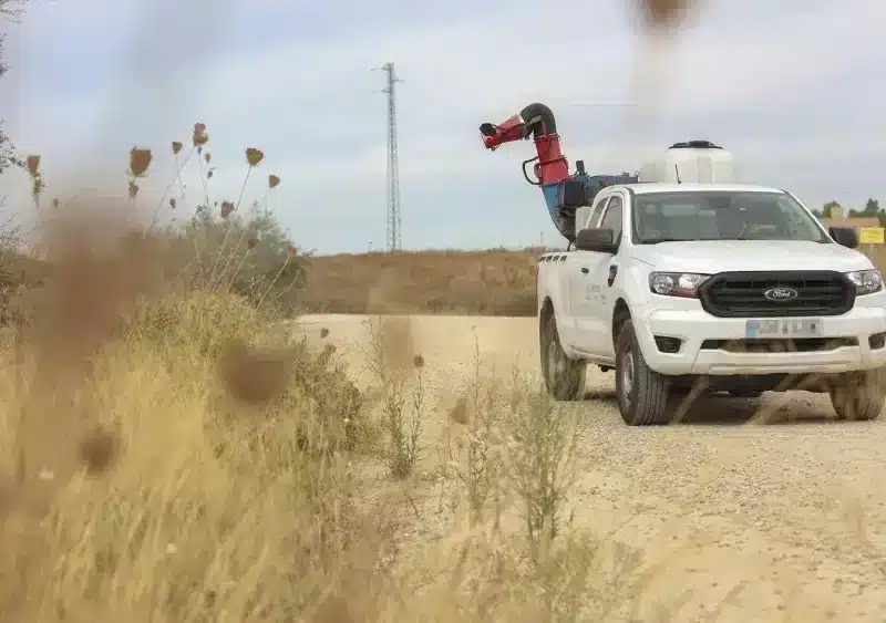 Archivo - Un pick up nebulizador interviene en la campaña para el tratamiento contra los mosquitos que propagan el Virus del Nilo Occidental (VNO). A 13 de agosto de 2024, en Coria del Río, Sevilla (Andalucía, España). - Rocío Ruz - Europa Press - Archivo