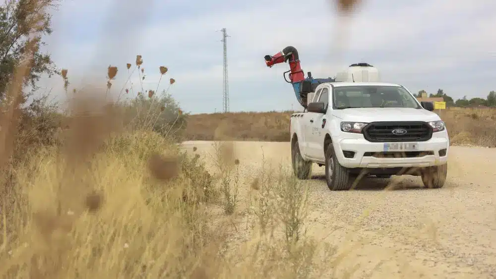 Archivo - Un pick up nebulizador interviene en la campaña para el tratamiento contra los mosquitos que propagan el Virus del Nilo Occidental (VNO). A 13 de agosto de 2024, en Coria del Río, Sevilla (Andalucía, España). - Rocío Ruz - Europa Press - Archivo