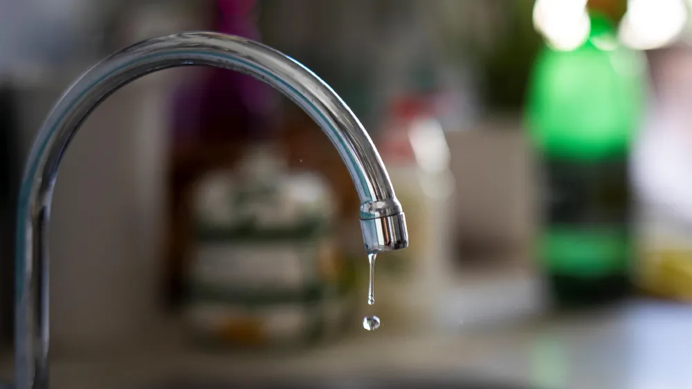 Archivo - Imágenes de recurso de un grifo de agua para uso doméstico goteando - María José López - Europa Press - Archivo