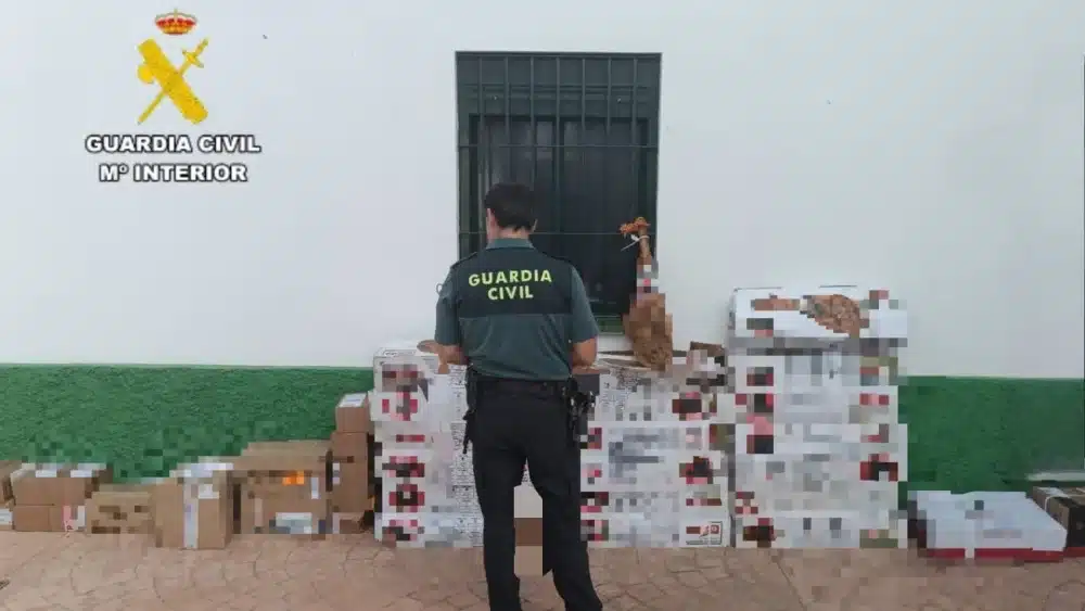 Detenido en Carmona (Sevilla) por robar un camión con 43 jamones y otros productos valorado en 10.000 euros. - GUARDIA CIVIL