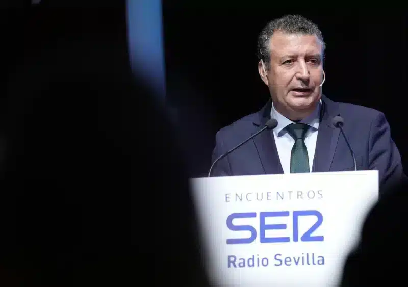 El presidente de la Diputación de Sevilla y alcalde de La Rinconada, Javier Fernández, durante un encuentro organizado por la cadena SER en la Fundación Cajasol. - MARÍA JOSÉ LÓPEZ - EUROPA PRESS