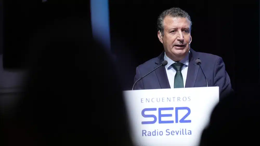 El presidente de la Diputación de Sevilla y alcalde de La Rinconada, Javier Fernández, durante un encuentro organizado por la cadena SER en la Fundación Cajasol. - MARÍA JOSÉ LÓPEZ - EUROPA PRESS