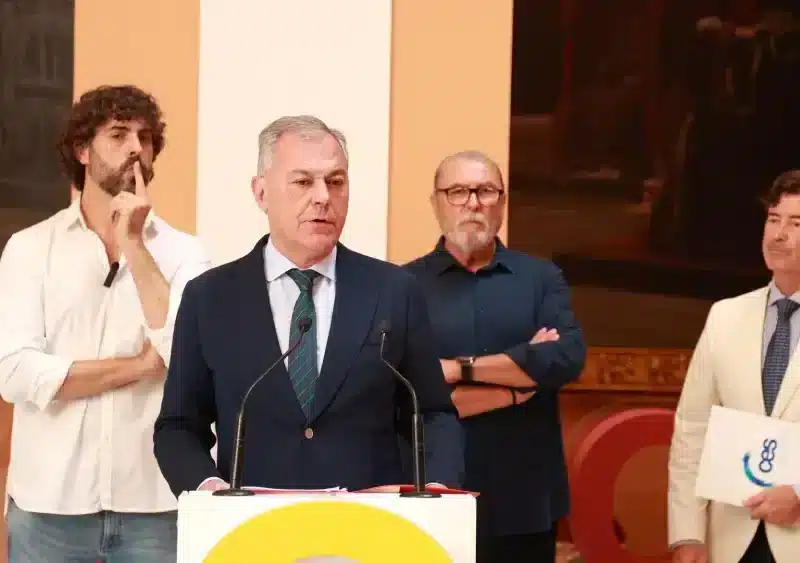 El alcalde de Sevilla, José Luis Sanz (c); acompañado por el presidente de la CES, Miguel Rus (1d); y los secretario generales de UGT Sevilla, y CCOO Sevilla, Juan Bautista (2d); y Carlos Aristu (1i) - Rocío Ruz - Europa Press