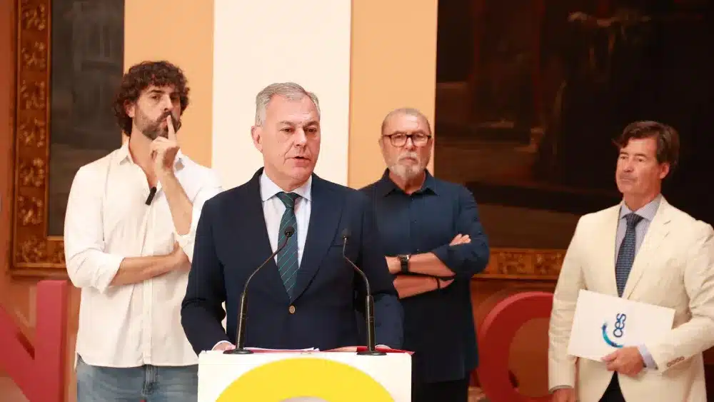 El alcalde de Sevilla, José Luis Sanz (c); acompañado por el presidente de la CES, Miguel Rus (1d); y los secretario generales de UGT Sevilla, y CCOO Sevilla, Juan Bautista (2d); y Carlos Aristu (1i) - Rocío Ruz - Europa Press