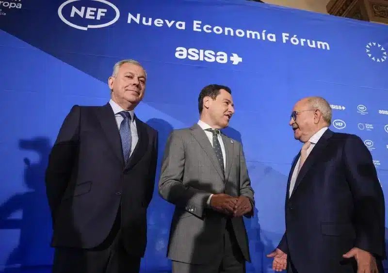 El alcalde de Sevilla, José Luis Sanz, junto a Juanma Moreno en el desayuno informativo de Nueva Economía Fórum - Joaquin Corchero - Europa Press