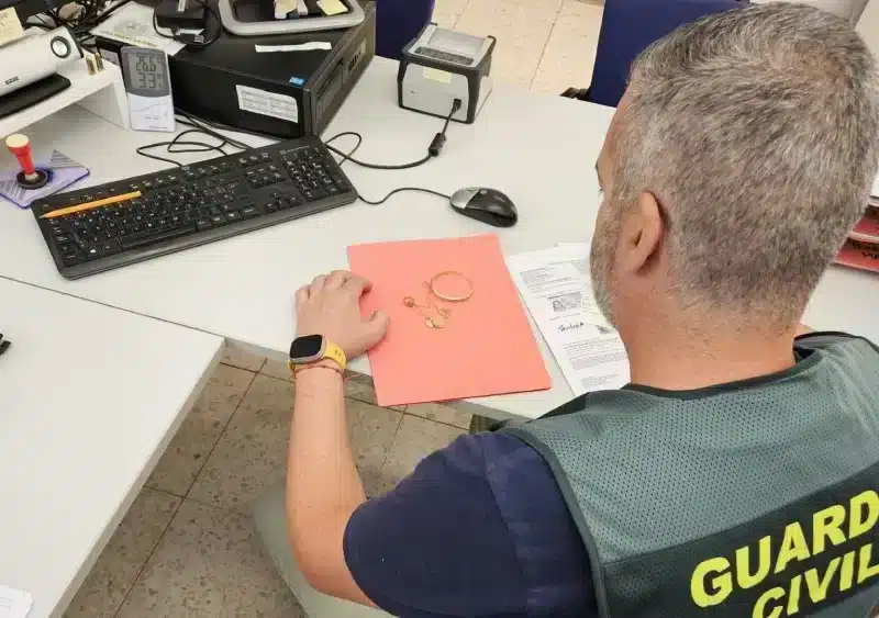 Archivo - Agente de la Guardia Civil en labores de investigación - GUARDIA CIVIL - Archivo