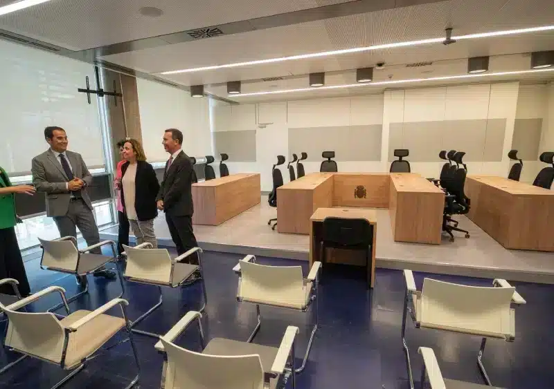 Archivo - El consejero de Justicia, Administración Local y Función Pública, José Antonio Nieto (2i), durante la visita a las instalaciones del nuevo juzgado número cuatro de lo mercantil, a 30 de octubre de 2023, en Sevilla, (Andalucía, España). - Francisco J. Olmo - Europa Press - Archivo