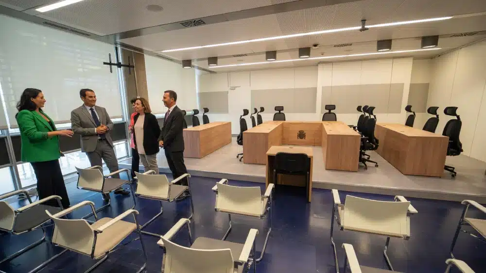 Archivo - El consejero de Justicia, Administración Local y Función Pública, José Antonio Nieto (2i), durante la visita a las instalaciones del nuevo juzgado número cuatro de lo mercantil, a 30 de octubre de 2023, en Sevilla, (Andalucía, España). - Francisco J. Olmo - Europa Press - Archivo