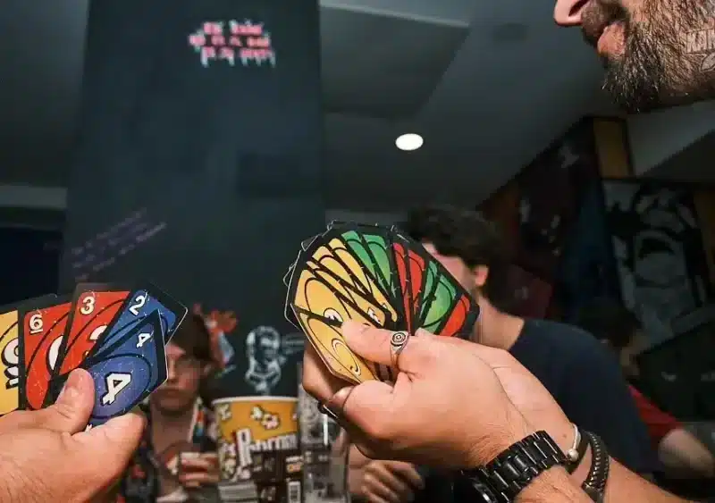 Una partida de UNO en Kame House Bar. Kame House Bar