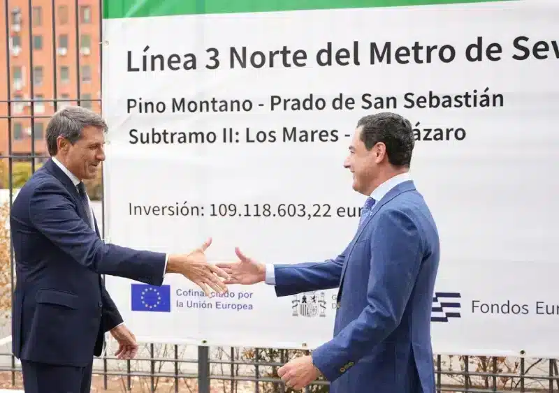 El delegado de Gobierno en Andalucía, Pedro Fernández (i), saluda al presidente de la Junta de Andalucía, Juanma Moreno (d) en el acto oficial de inicio de las obras del segundo subtramo del trazado norte de la línea 3 del metro. - María José López - Europa Press