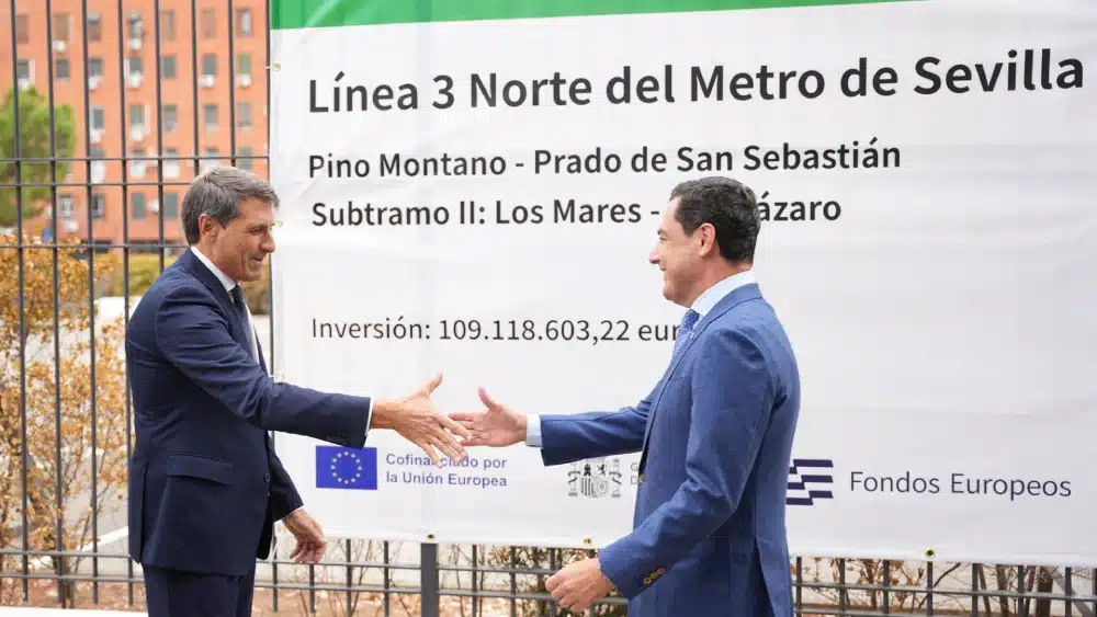 El delegado de Gobierno en Andalucía, Pedro Fernández (i), saluda al presidente de la Junta de Andalucía, Juanma Moreno (d) en el acto oficial de inicio de las obras del segundo subtramo del trazado norte de la línea 3 del metro. - María José López - Europa Press