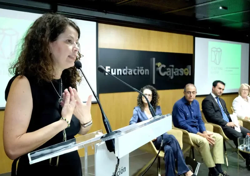 Lola Pons, delegada del rector de la Universidad de Sevilla para actividades de promoción de la lengua española, en la presentación del Festival Sabio en la Fundación Cajasol. - UNIVERSIDAD DE SEVILLA