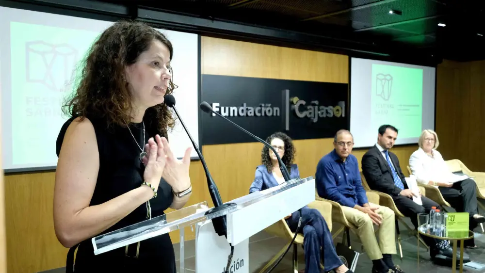 Lola Pons, delegada del rector de la Universidad de Sevilla para actividades de promoción de la lengua española, en la presentación del Festival Sabio en la Fundación Cajasol. - UNIVERSIDAD DE SEVILLA