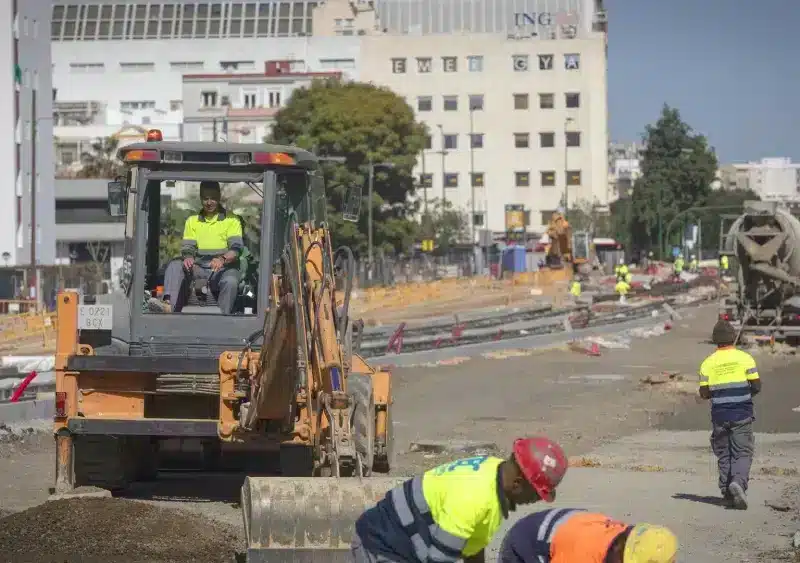 Archivo - Albañiles durante las obras de ampliación del tranvía de Sevilla y el corredor verde en la Avenida de San Francisco Javier. Imagen de archivo. - María José López - Europa Press - Archivo