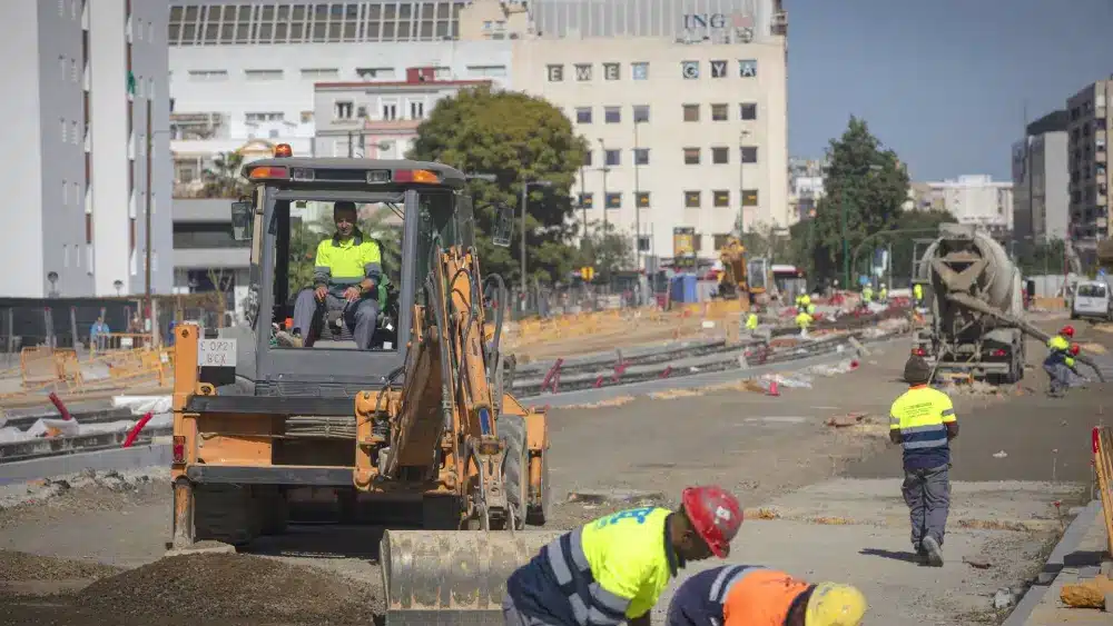 Archivo - Albañiles durante las obras de ampliación del tranvía de Sevilla y el corredor verde en la Avenida de San Francisco Javier. Imagen de archivo. - María José López - Europa Press - Archivo