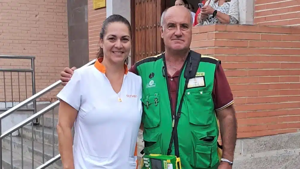 El vendedor de la ONCE Luis Navarro con una de las compradoras que ha ganado 10.000 euros - ONCE