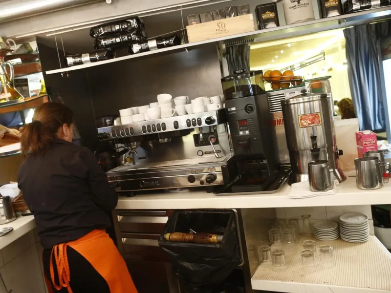 magen de archivo de un trabajador en una cafetería. - EUROPA PRESS -