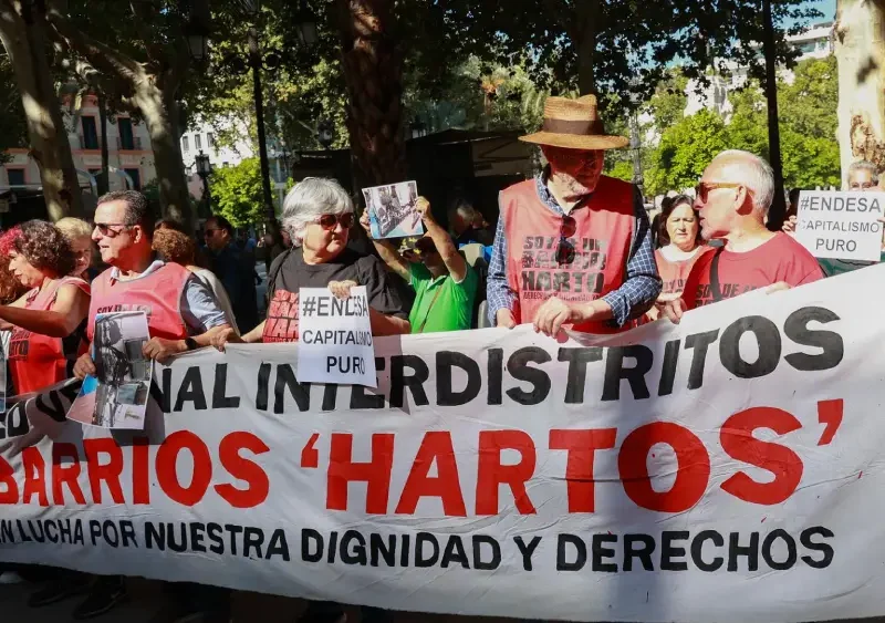 Archivo - Decenas de personas, del colectivo Barrios Hartos, se concentran en la puesta del Ayuntamiento de Sevilla - Rocío Ruz - Europa Press - Archivo